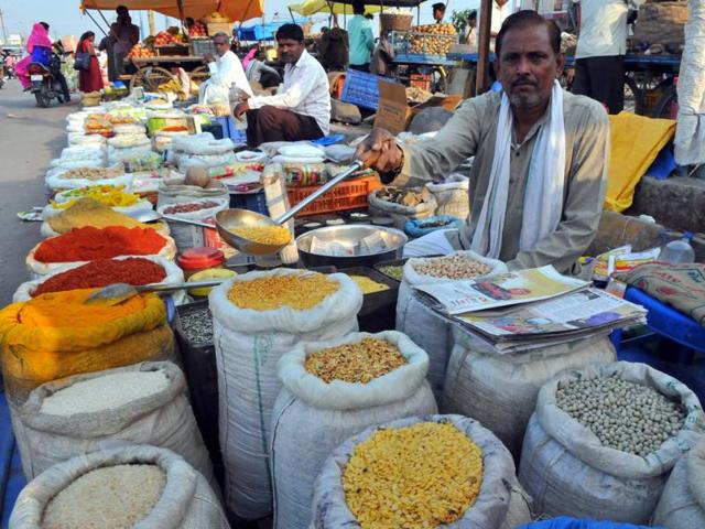 The prices of pulses have gone up in past few days due to low arrivals. (Shankar Mourya/HT photo) The prices of pulses have gone up in past few days due to low arrivals. (Shankar Mourya/HT photo)