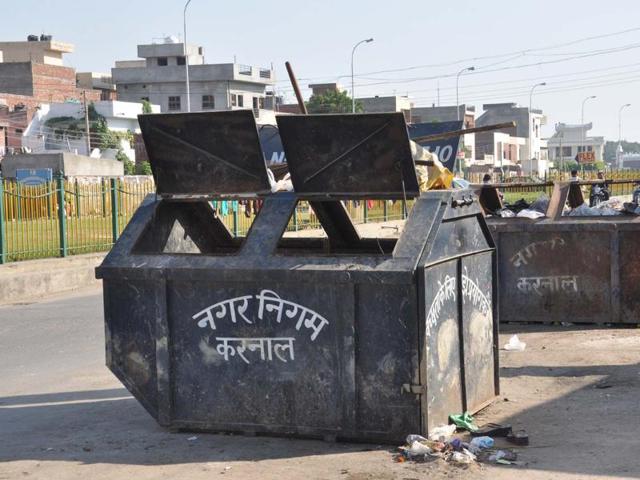 Barring a few spots in the Mughal Canal area, one can hardly come across waste on the roadside in Karnal. (HT photo) Barring a few spots in the Mughal Canal area, one can hardly come across waste on the roadside in Karnal. (HT photo)