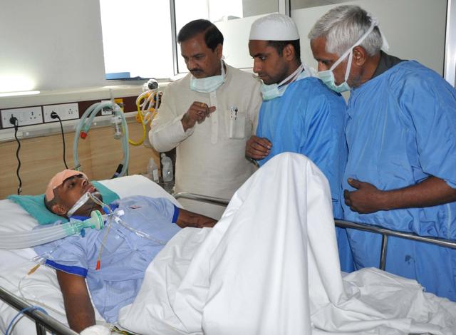 Union minister and Gautam Budh Nagar MP Dr Mahesh Sharma with Ikhlaq’s elder son Sartaj (centre). (Ishwar/ HT) Union minister and Gautam Budh Nagar MP Dr Mahesh Sharma with Ikhlaq’s elder son Sartaj (centre). (Ishwar/ HT)