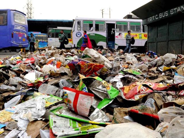 Garbage greets passengers at the Patiala bus stand; filth dots nook and cranny of the city(HT Photo)