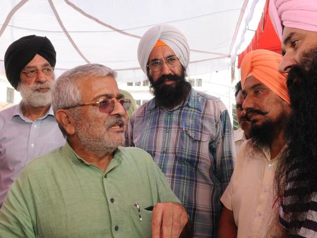 Patiala MP Dr Dharamvira Gandhi with AAP members after a volunteers’ meeting in Jalandhar on Sunday. (Pardeep Pandit/HT) Patiala MP Dr Dharamvira Gandhi with AAP members after a volunteers’ meeting in Jalandhar on Sunday. (Pardeep Pandit/HT)