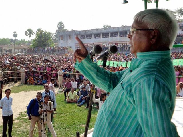 RJD Chief Lalu Prasad addressing an election rally in Begusarai on Wednesday.(PTI) RJD Chief Lalu Prasad addressing an election rally in Begusarai on Wednesday.(PTI)