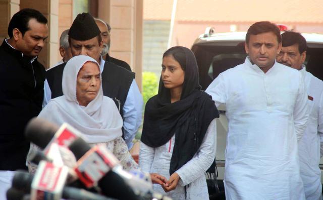 Uttar Pradesh CM Akhilesh Yadav meets Ikhlaq's family at his residence in Lucknow. (Handout)