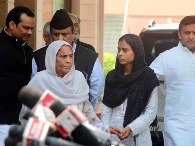 CM Akhilesh Yadav meets with Ikhlaq's family at his 5 KD residence on Lucknow, India after Dadri murder Incident.(Handout photo)