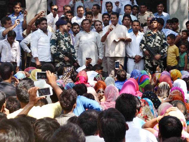 BJP MLA and one of Muzaffarnagar riots accused Sangeet Som visits the accused's family, addresses a public meeting despite prohibitory orders, in Bisdada village.(Sunil Sharma/ HT Photo)