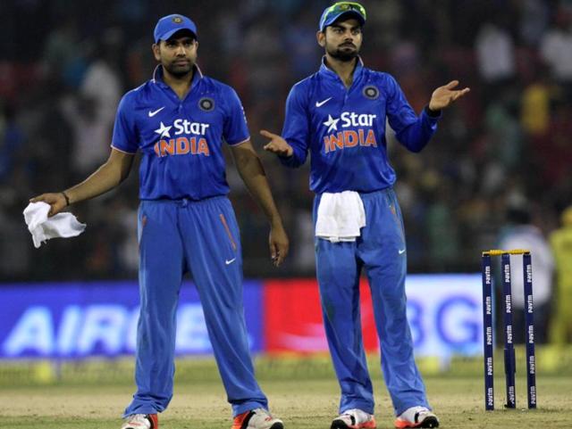 Virat Kohli, left, and Rohit Sharma appeal to the crowd to stop throwing bottles. (Subhendu Ghosh/HT Photo)
