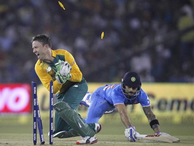 India's Virat Kohli dives to make the crease as he is run out by South Africa's AB de Villiers during the second Twenty20 in Cuttack, on October 5, 2015. (Reuters Photo)