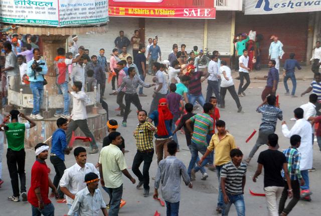 Protestors pelt stones during the violent protests. (Rajesh Kumar/ HT Photo) Protestors pelt stones during the violent protests. (Rajesh Kumar/ HT Photo)