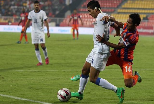 Israil Gurung of FC Pune City, right, tries to go past Mumbai City FC defender Keegan during the Indian Super League match at Shree Shiv Chhatrapati Sports Complex Stadium in Pune, on October 5, 2015. (Arijit Sen/HT Photo)