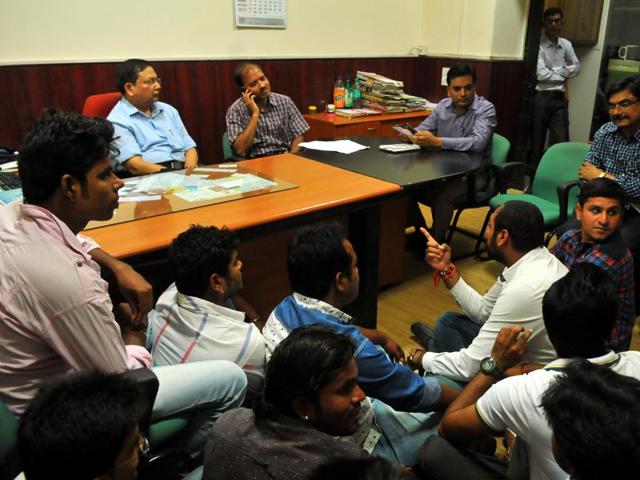 NSUI members keep DAVV officials ‘hostage’ during the weekly students’ hearing on the campus in Indore on September 29. (Shankar Mourya/HT file photo) NSUI members keep DAVV officials ‘hostage’ during the weekly students’ hearing on the campus in Indore on September 29. (Shankar Mourya/HT file photo)
