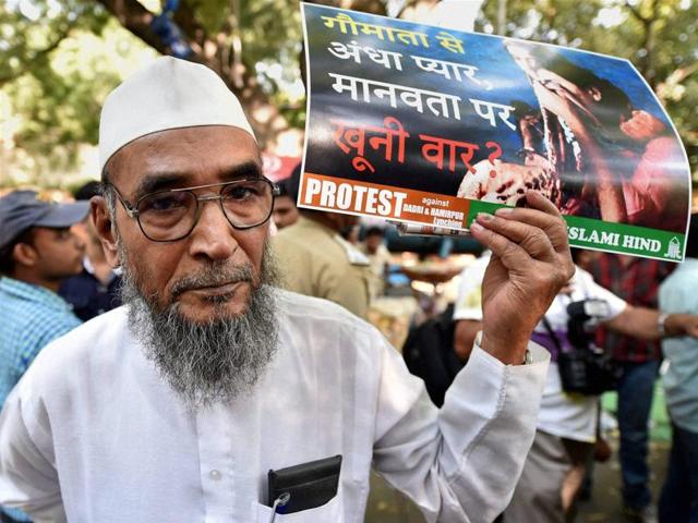 A man displays a placard during a protest at Jantar Mantar in Delhi against the murder of a man in a UP village. The mob in Bisada village beat the man to death for allegedly killing a cow and eating beef.(PTI)