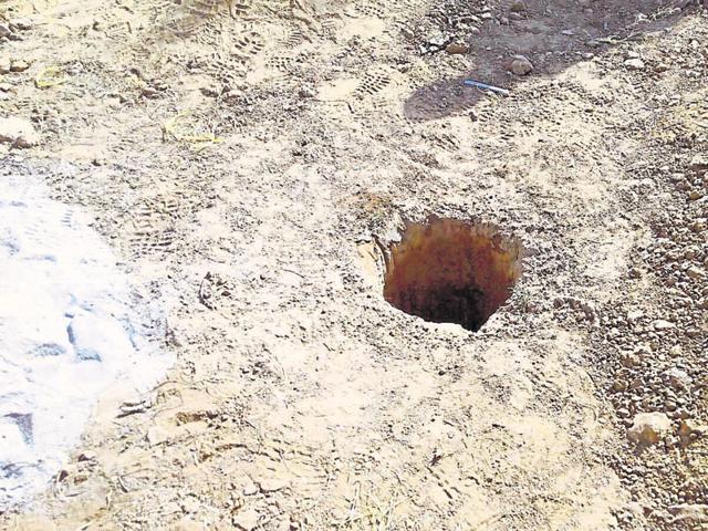 Jyoti Meena had fallen into borewell near her house at Biharipura village in Dausa district on Sunday. (HT photo)