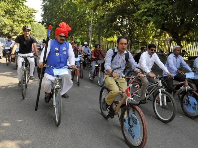 Police officials, media persons and corporate officials riding bicycles to promote car-free day in Gurgaon. (Abhinav Saha/HT file photo) Police officials, media persons and corporate officials riding bicycles to promote car-free day in Gurgaon. (Abhinav Saha/HT file photo)
