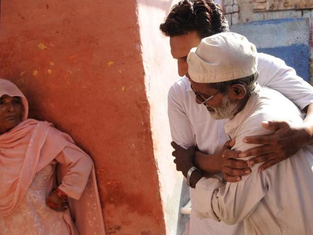 Family members of Ikhlaq mourn during his funeral at their village in Bisada Greater Noida, India, on Tuesday September 29, 2015.(Burhaan Kinu / Hindustan Times)