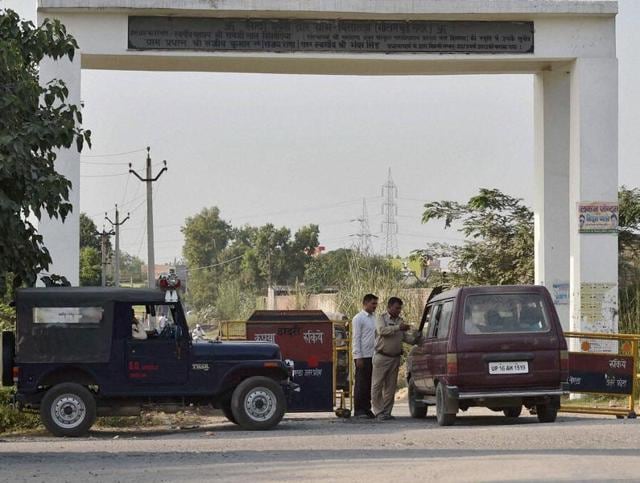 Almost all entry points towards Bisada villlage have been barricaded and security have been deployed at all major entries, in Dadri.(Burhaan Kinu / HT Photo)