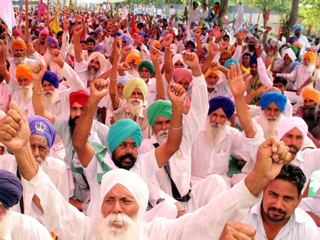 Punjab is bracing for trouble with farmer groups planning to block rail traffic at several places for two days from October 7 to protest against the state government’s “anti-farmer” policies, prompting railways to cancel and divert several trains.. (HT photo) Punjab is bracing for trouble with farmer groups planning to block rail traffic at several places for two days from October 7 to protest against the state government’s “anti-farmer” policies, prompting railways to cancel and divert several trains.. (HT photo)