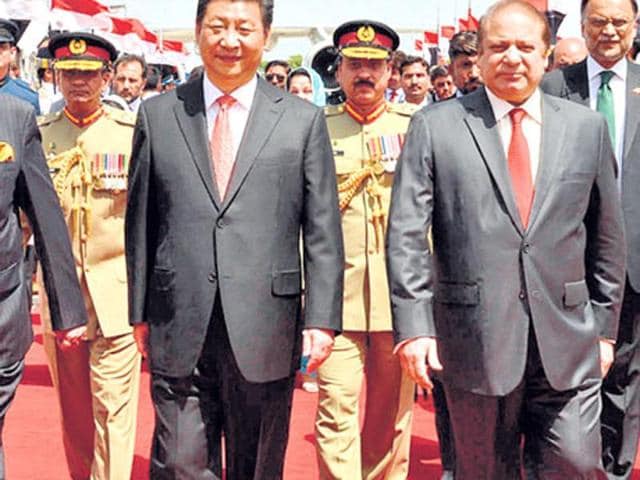 Chinese President Xi Jinping (C) walks with his Pakistani counterpart Mamnoon Hussain (L) and Prime Minister Nawaz Sharif (R) in Rawalpindi.(AFP file photo)