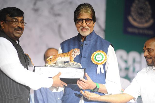Maharashtra minister of Finance and Planning, Forest department Sudhir Mungantiwar and actor Amitabh Bachchan during the announcement of Amitabh as the Maharashtra`s ‘Tiger ambassador’ as part of wild life week celebration at Sanjay Gandhi National Park in Mumbai. (IANS PHOTO)
