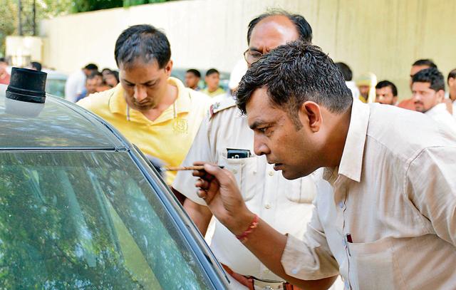 The Gurgaon police along with the forensic team inspect the car of Ashok Kumar, who was shot dead in Gurgaon on Sunday. Kumar was the driver and close aide of gangster-turned-politician Binder Gujjar. (Parveen Kumar/HT Photo) The Gurgaon police along with the forensic team inspect the car of Ashok Kumar, who was shot dead in Gurgaon on Sunday. Kumar was the driver and close aide of gangster-turned-politician Binder Gujjar. (Parveen Kumar/HT Photo)
