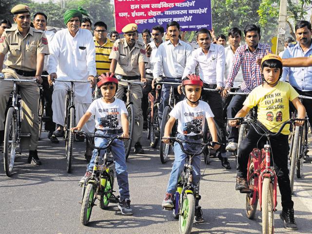 Executives and children cycled to the MCG office from the Huda City Centre Metro station on Tuesday. (Parveen Kumar/HT Photo) Executives and children cycled to the MCG office from the Huda City Centre Metro station on Tuesday. (Parveen Kumar/HT Photo)