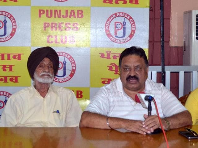 Brig Amarjit Singh Minhas (retd) addressing the media in Jalandhar on Wednesday. (HT Photo) Brig Amarjit Singh Minhas (retd) addressing the media in Jalandhar on Wednesday. (HT Photo)
