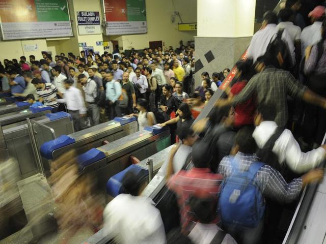 DMRC runs trains in short loops for crowded Delhi stations and finds it tough to maintain the same frequency in the NCR towns such as Gurgaon and Noida. (Saumya Khandelwal/HT Photo) DMRC runs trains in short loops for crowded Delhi stations and finds it tough to maintain the same frequency in the NCR towns such as Gurgaon and Noida. (Saumya Khandelwal/HT Photo)