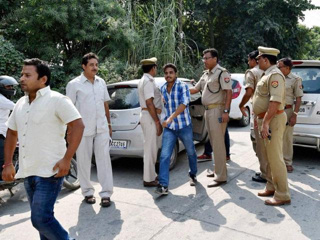 Police arrest Hindu Yuva Vahini activists for shouting slogans at the entrance of Bisada village.(PTI Photo) Police arrest Hindu Yuva Vahini activists for shouting slogans at the entrance of Bisada village.(PTI Photo)
