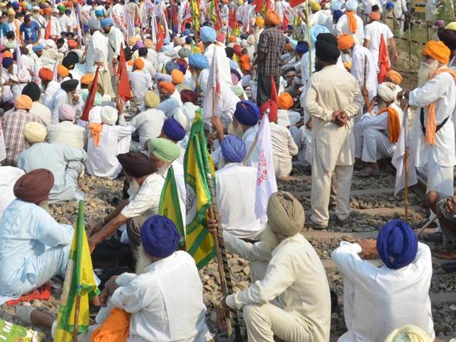 Farmers block the railway track near khalchia 28 kms from Amritsar on Wednesday during the protest against the central and Punjab government due to anti -farmer policies (Sameer Sehgal/HT Photo) Farmers block the railway track near khalchia 28 kms from Amritsar on Wednesday during the protest against the central and Punjab government due to anti -farmer policies (Sameer Sehgal/HT Photo)