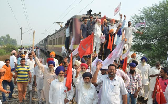 Farmers young and old gather to protest against the insensitivity of the state towards them. (Sameer sehgal/ ht photo)