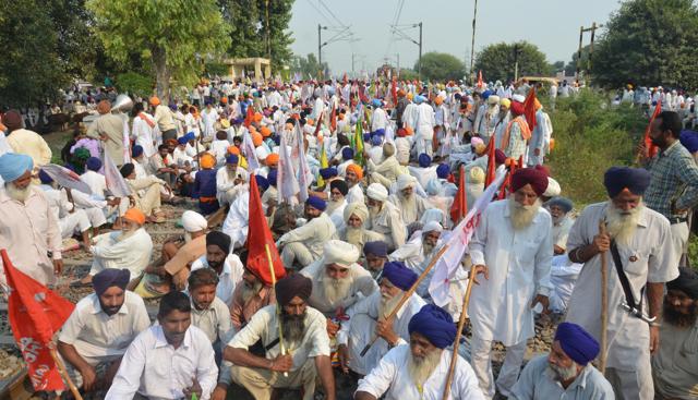 Farmers agitated by anti-farmer policies of the state block railway traffic near khalchia 28 kms from Amritsar . (SAMEER SEHGAL/HT Photo)