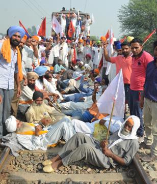 Farmers lies on railway tracks during protest against Punjab and central government in Amritsar . (SAMEER SEHGAL/ HT PHOTO)