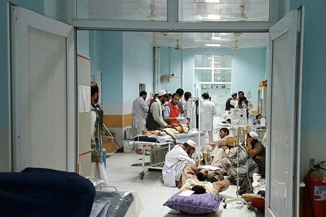 In this undated photograph released by Medecins Sans Frontieres (MSF) on October 3, 2015, Afghan MSF medical personnel treat civilians injured following an offensive against Taliban militants by Afghan and coalition forces at the MSF hospital in Kunduz. (AFP Photo)