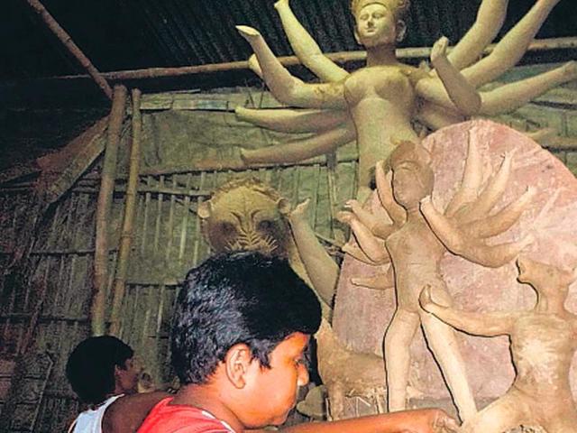 Manoj Chakraborty at work. (HT photo) Manoj Chakraborty at work. (HT photo)