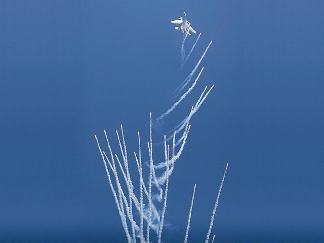 An Indian Air Force SU-30 fighter plane releases flares as it performs during the full-dress rehearsal for Indian Air Force Day at the Hindon air force station, on the outskirts of New Delhi. (Reuters Photo)