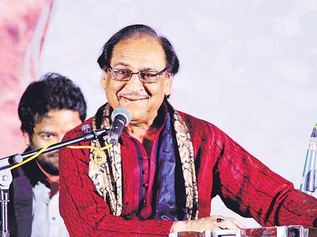 Ghulam Ali and late Jagjit Singh at a concert.(HT File Photo)