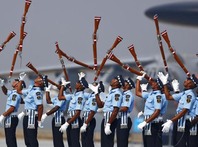 Indian Air Force soldiers toss their rifles as they perform during the full-dress rehearsal for Indian Air Force Day at the Hindon air force station. (Reuters Photo)