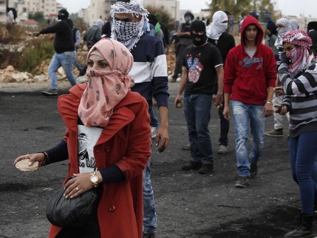 Palestinian stone throwers clash with Israeli security forces in Beit El, on the outskirts of the West Bank city of Ramallah. (AFP Photo)