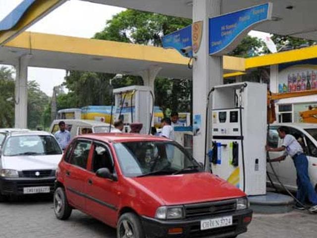 Vehicles line up at petrol pumps in Chandigarh after a slash in fuel rates. (HT File Photo) Vehicles line up at petrol pumps in Chandigarh after a slash in fuel rates. (HT File Photo)