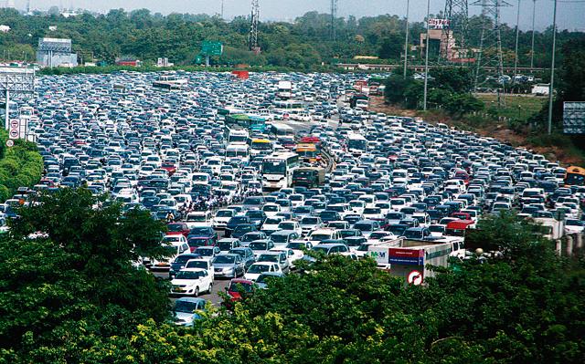 A heavy traffic jam at Delhi-Gurgaon expressway near Ambience mall, in Gurgaon. (Abhinav Saha/HT File Photo) A heavy traffic jam at Delhi-Gurgaon expressway near Ambience mall, in Gurgaon. (Abhinav Saha/HT File Photo)