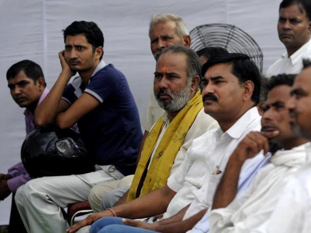 DM NP Singh, SSP Kiran S and others were part of the peace committee with headmen of Bisada and other villages in Dadri, Greater Noida on Wednesday.(Sunil Ghosh/HT Photo)