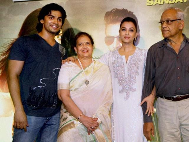 Aishwarya Rai Bachchan with her brother Aditya Rai, mother Brindya Rai and father Krishnaraj Rai. (PTI)