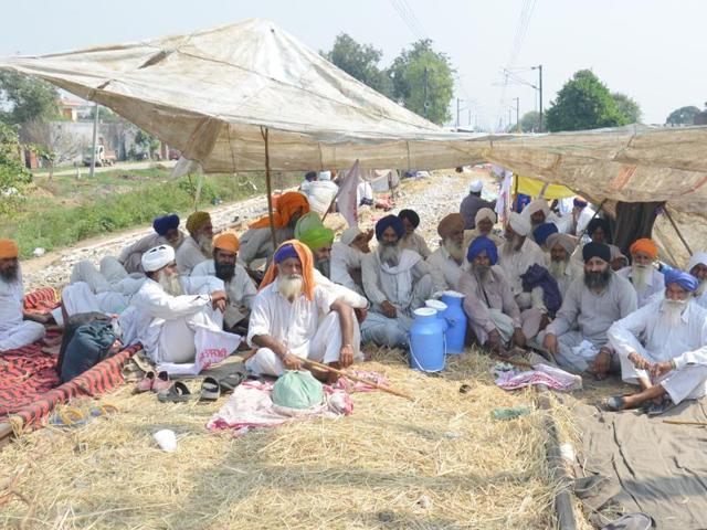 Farmers block train tracks during day three of their protest against the central and Punjab government’s allegedly anti-farmer policies at Muchhal village near Amritsar on Friday. (Sameer Sehgal/HT Photo) Farmers block train tracks during day three of their protest against the central and Punjab government’s allegedly anti-farmer policies at Muchhal village near Amritsar on Friday. (Sameer Sehgal/HT Photo)