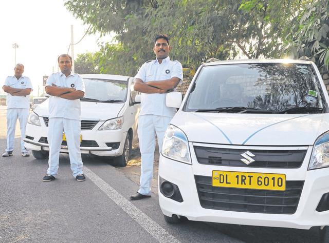 With cab firms swamping the market, there is no shortage of opportunities. Those working for these new firms say they are able to afford a higher standard of living and provide better education to their children.(Abhinav Saha/HT photo)