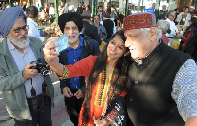 Actor Om Puri (extreme right) clicking a selfie with a participant of the Lit Fest in Kasauli. (Keshav Singh/HT)