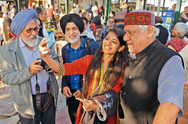 Actor Om Puri along with participants of Khuswant Singh Lit Fest in Kasauli.(Keshav Singh/HT) Actor Om Puri along with participants of Khuswant Singh Lit Fest in Kasauli.(Keshav Singh/HT)