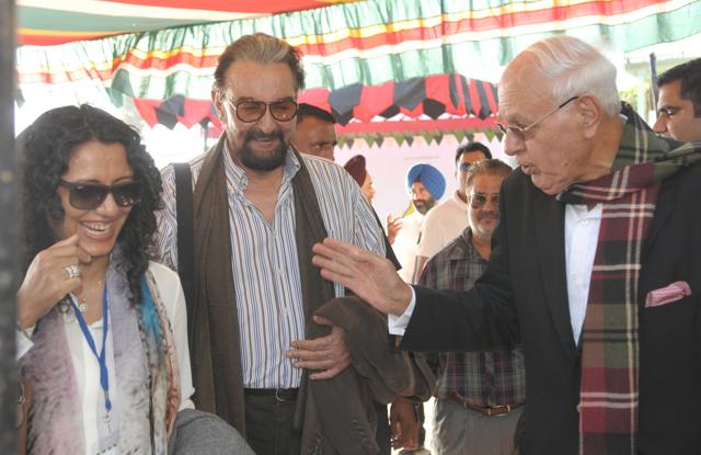 Actor Kabir Bedi (centre) and Farooq Abdullah (right) at the Khuswant Singh Lit Fest in Kasauli. (Keshav Singh/HT)