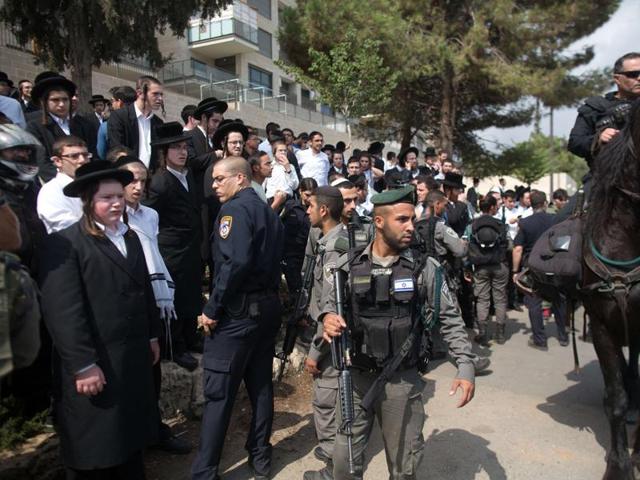 Israeli policemen detain a Palestinian man (C) after stabbing a Jewish teenager in Jerusalem on October 9, 2015. An 18-year-old Palestinian was arrested after a 16-year-old Jewish teenager was stabbed near a main road separating Orthodox Jewish neighbourhoods from Palestinian districts, police said. (AFP Photo) Israeli policemen detain a Palestinian man (C) after stabbing a Jewish teenager in Jerusalem on October 9, 2015. An 18-year-old Palestinian was arrested after a 16-year-old Jewish teenager was stabbed near a main road separating Orthodox Jewish neighbourhoods from Palestinian districts, police said. (AFP Photo)