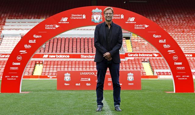 New Liverpool manager Jurgen Klopp poses after the press conference to announce his signing at Anfield, on October 10, 2015. (Reuters Photo)