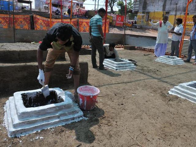 People prepare havan kunds for performing rituals for peace to the souls of blast victims, in Petlawad on Friday. (Shankar Mourya/HT photo) People prepare havan kunds for performing rituals for peace to the souls of blast victims, in Petlawad on Friday. (Shankar Mourya/HT photo)