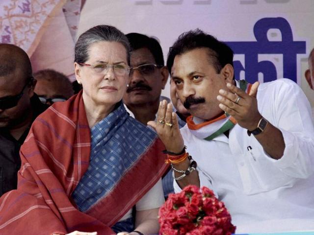 Congress president Sonia Gandhi with party's Bihar chief Ashok Chaudhary during an election rally in Kahalgaon. (PTI)